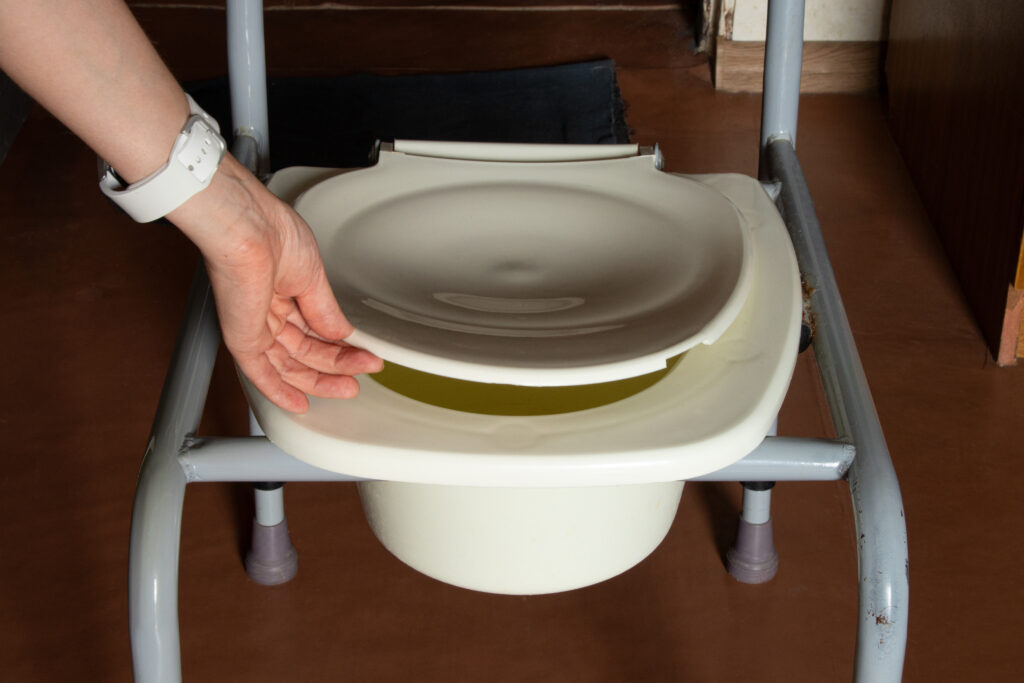 Portable toilet for people with limited mobility
